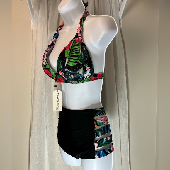 Bikini Swimsuit Size Large -2 Piece - Lattice Bottoms - Picture 3 of 10